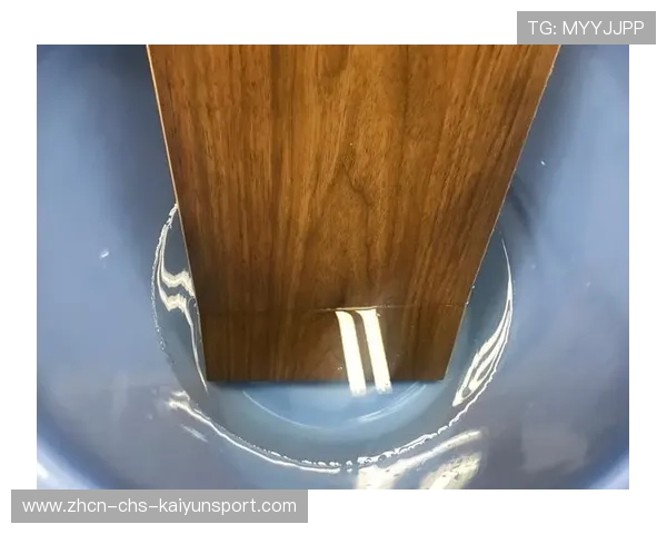 汗水滴在地板上的水渍，汗滴在地上的图片